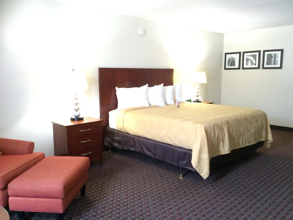 Quality Inn Акуърт Екстериор снимка