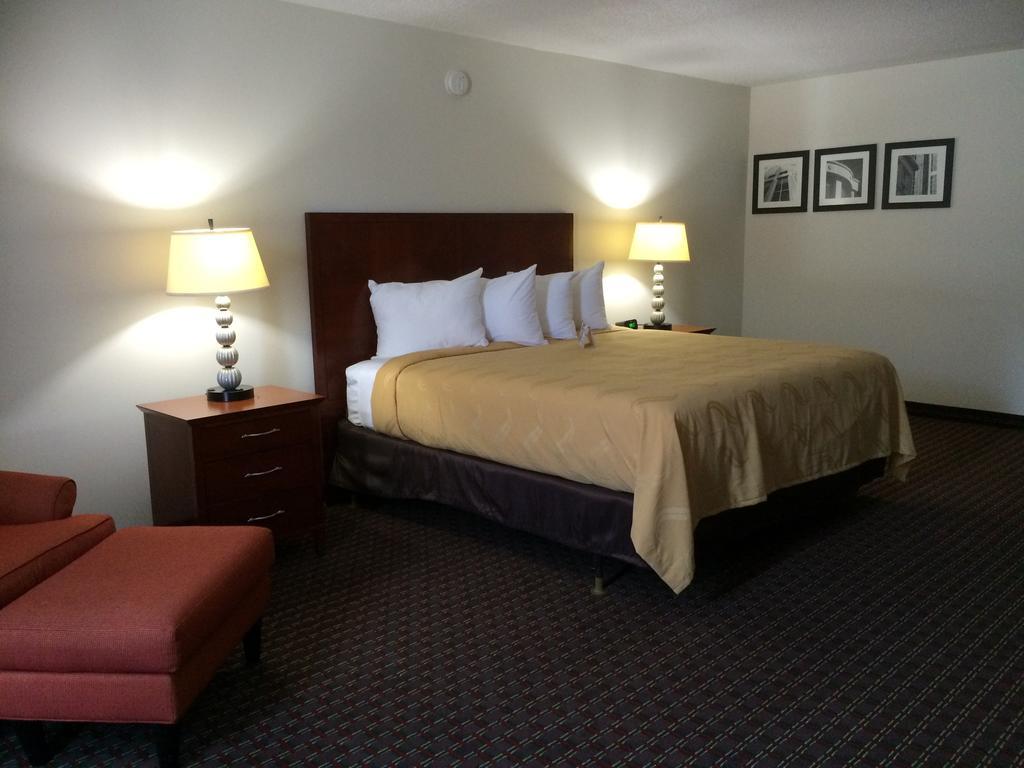 Quality Inn Акуърт Екстериор снимка