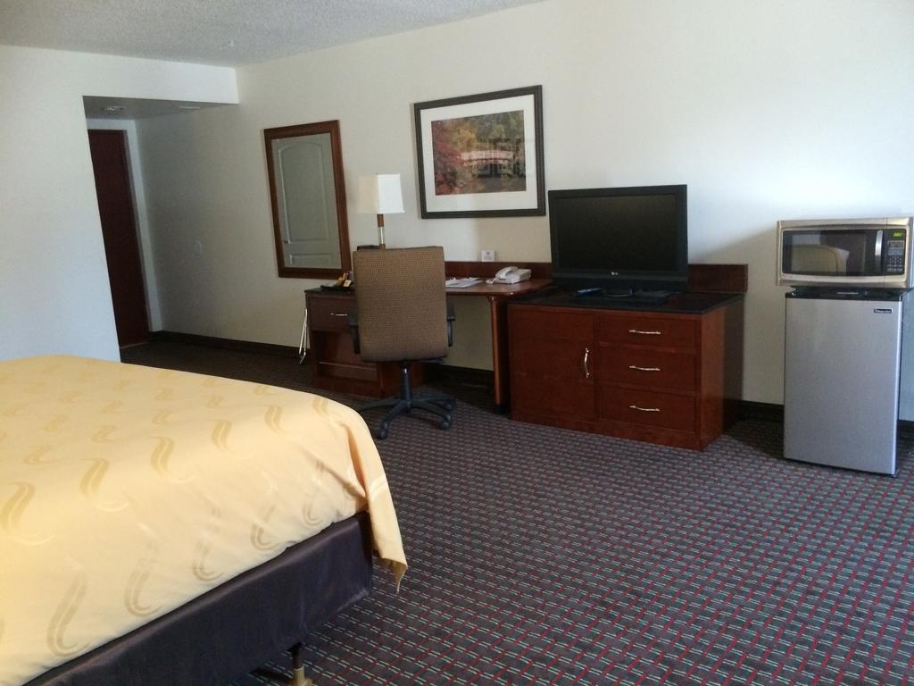Quality Inn Акуърт Екстериор снимка