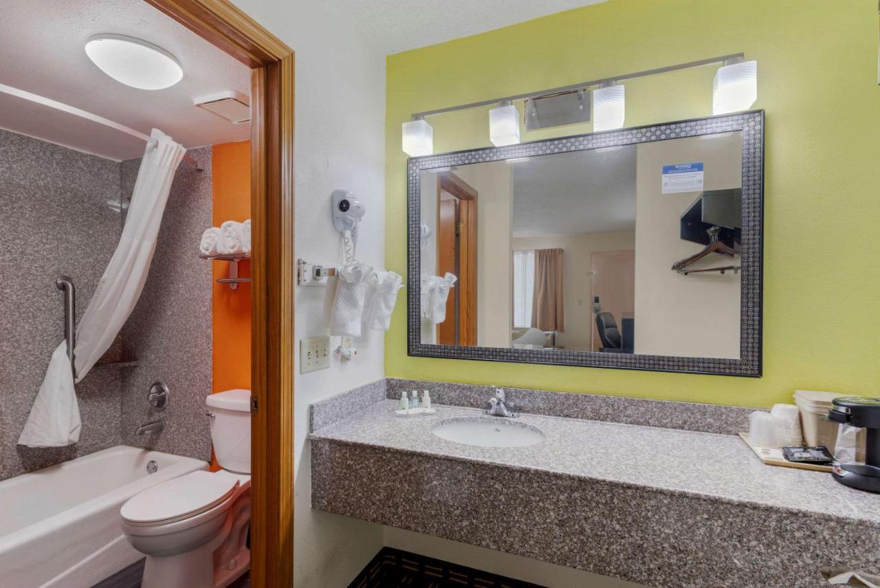 Quality Inn Акуърт Екстериор снимка