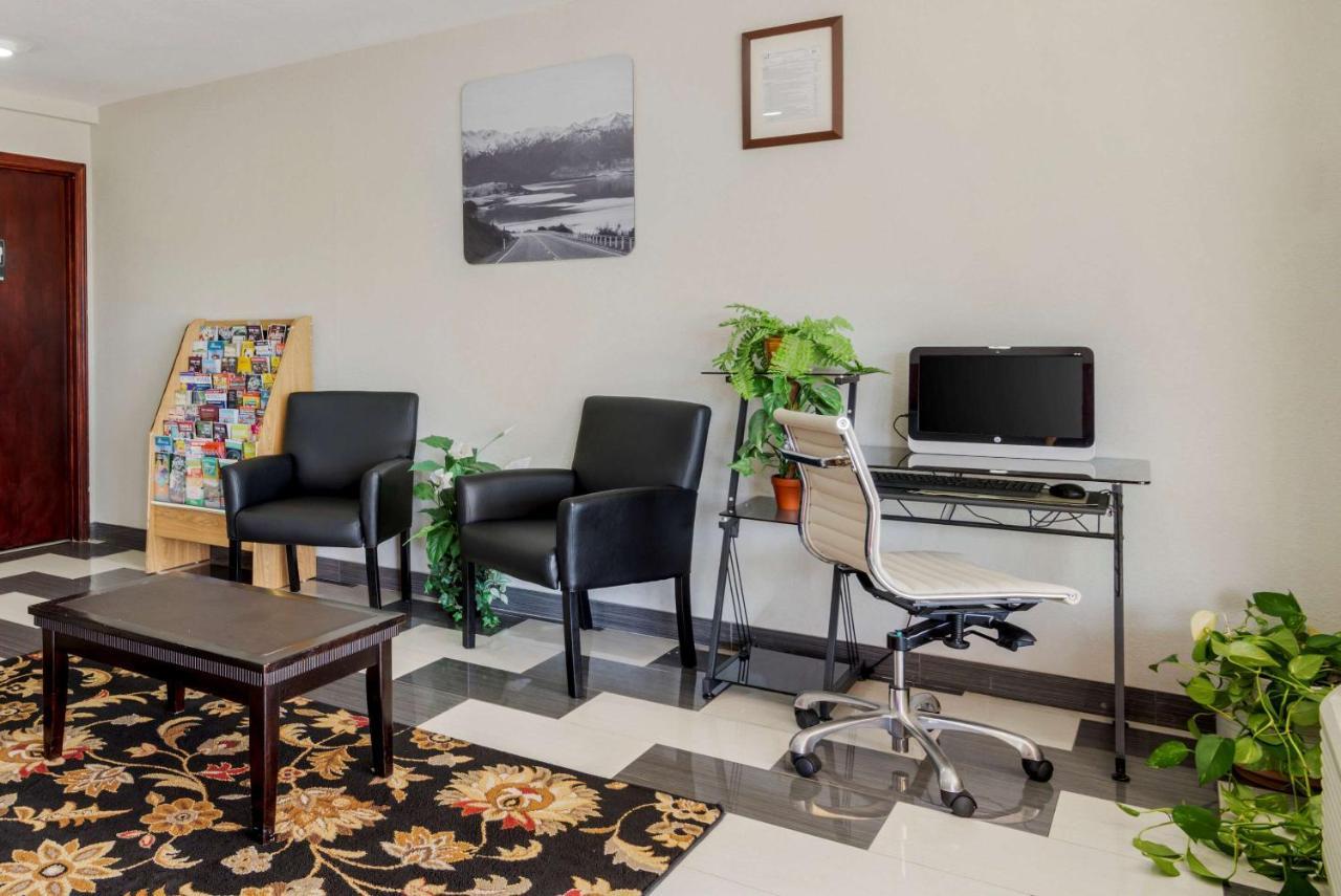 Quality Inn Акуърт Екстериор снимка