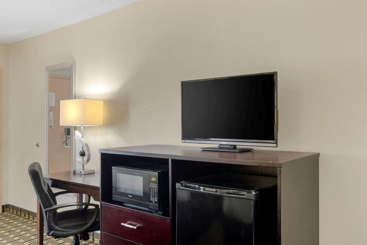 Quality Inn Акуърт Екстериор снимка