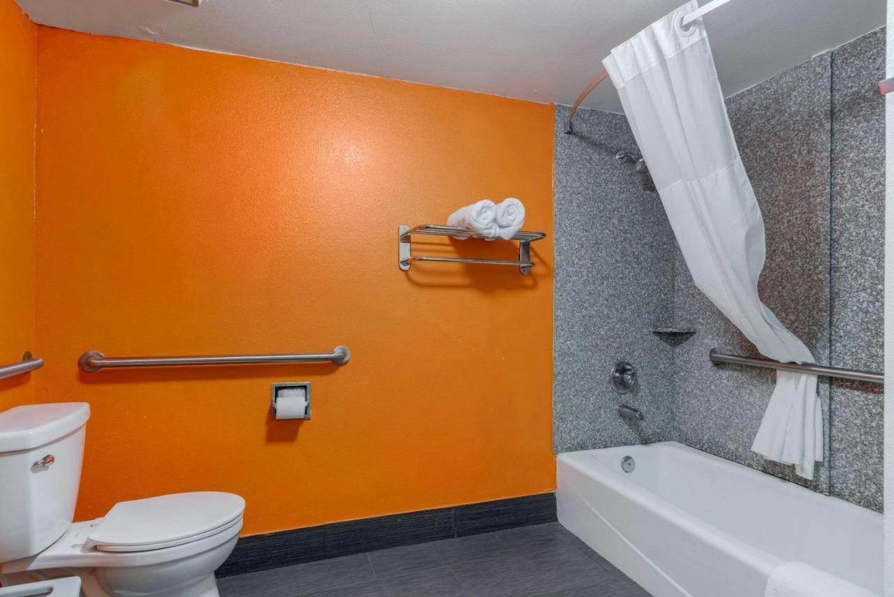 Quality Inn Акуърт Екстериор снимка