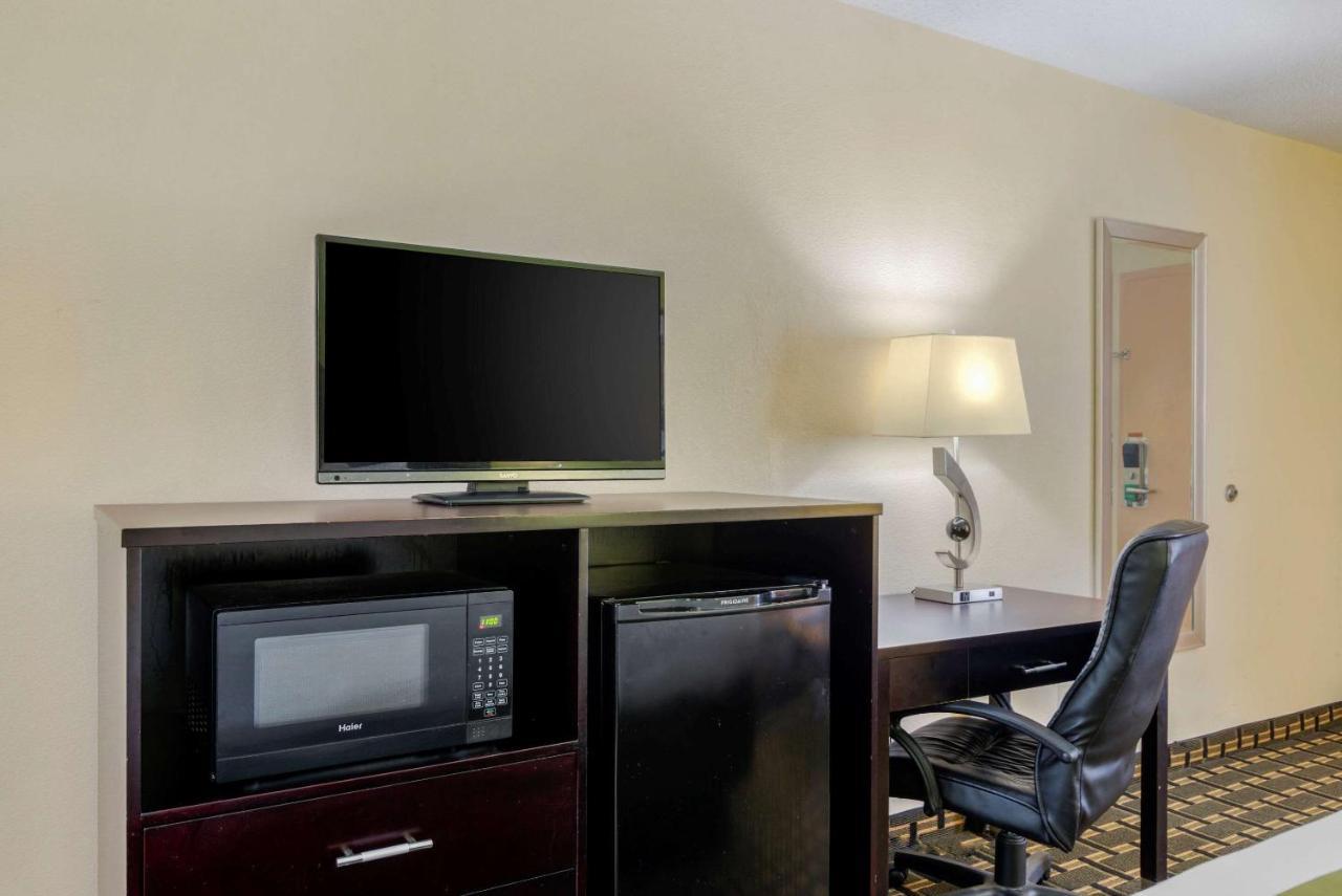 Quality Inn Акуърт Екстериор снимка