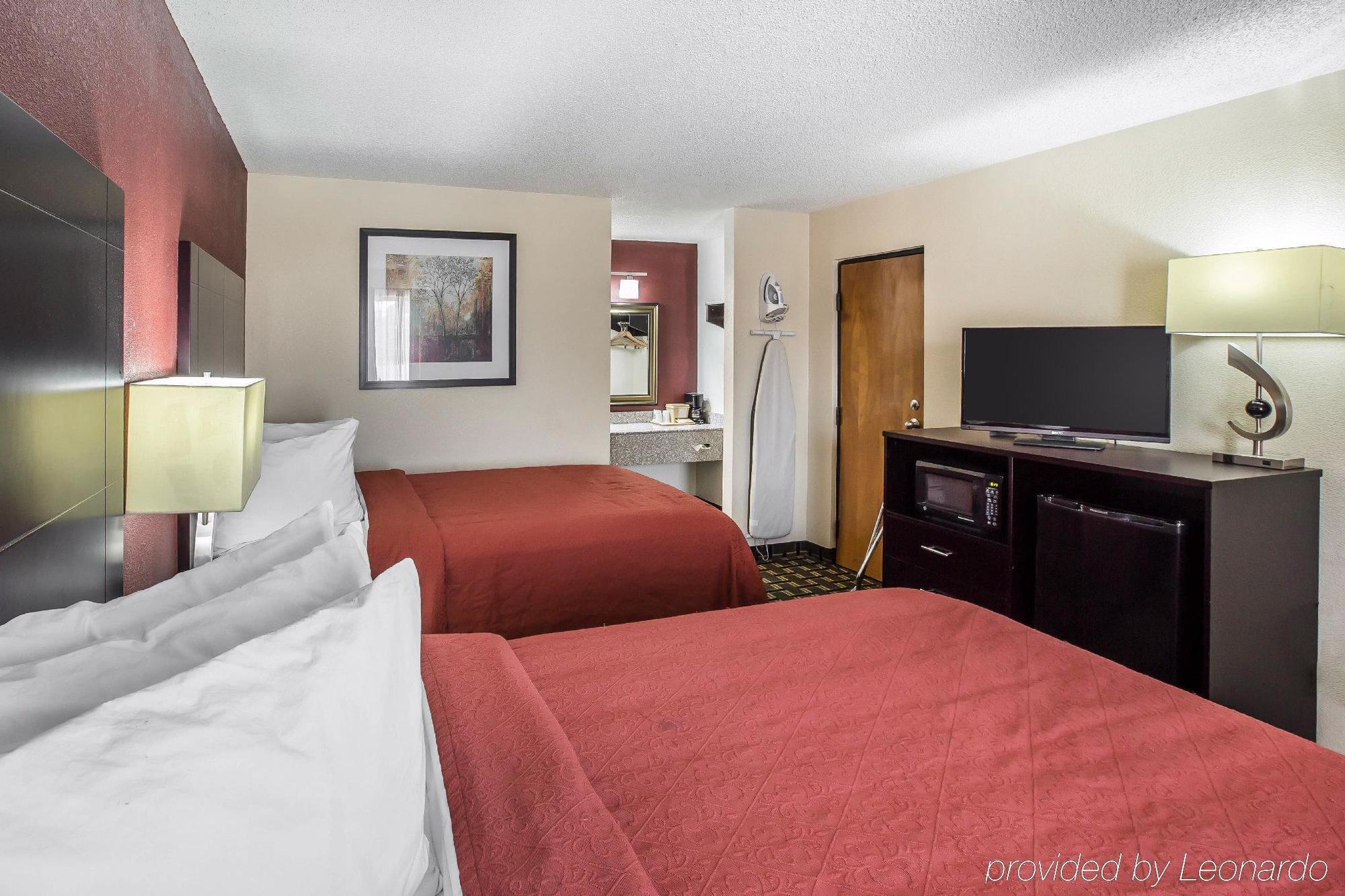 Quality Inn Акуърт Екстериор снимка